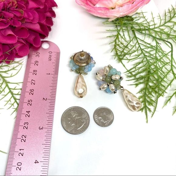 VINTAGE⚜️Clustered Faux Pearl Pastel Beaded Teardrop Clip Earrings - Picture 7 of 7